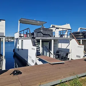 https://floating-house-sena.in-istria.net